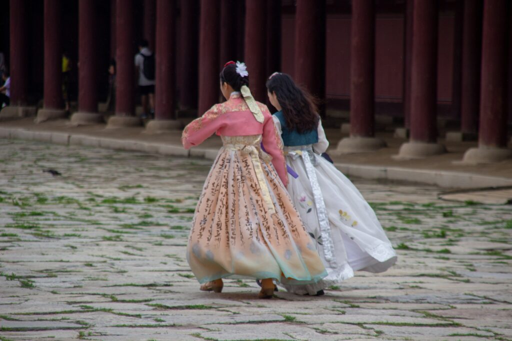 People wearing hanbok in Gyeongbokgung Palace